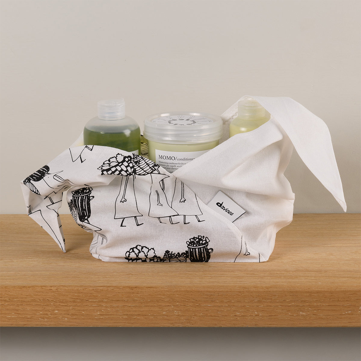 
Davines Beauty Bag - Limited edition Essentials beauty bag